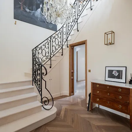 Veeve - The Grande Extraordinaire Apartment